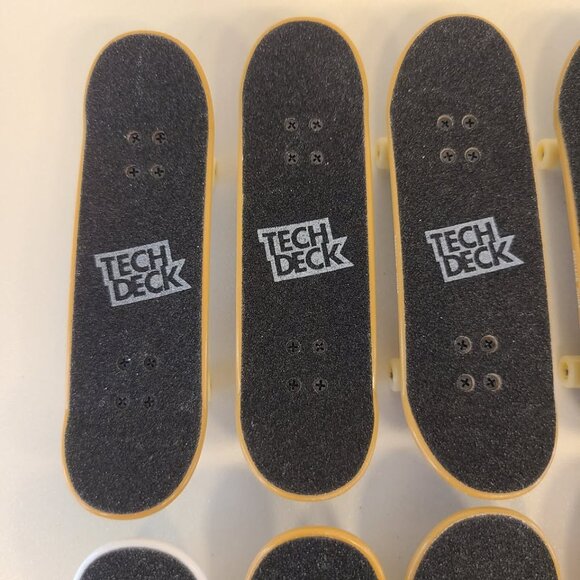 12 Fingerboards 10 Tech Deck and 2 Hot Wheels & Cards - Picture 9 of 10